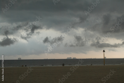 Quadro em tela Sommertag an der Nordsee; Regenwolken über dem Strand von Scheveningen