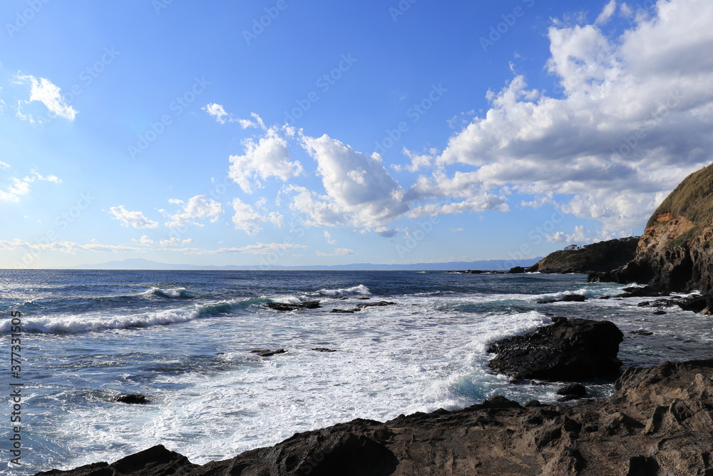 Fototapeta premium 青空拡がる海岸
