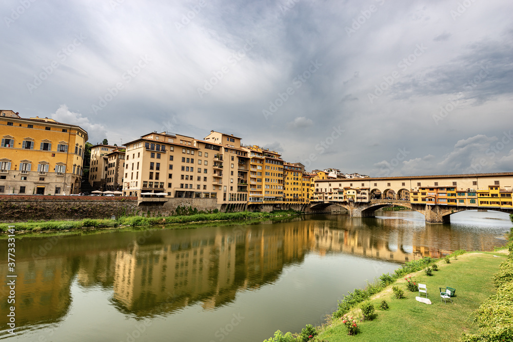 Ponte Vecchio (Old Bridge) and the River Arno, Florence downtown, UNESCO world heritage site, Tuscany Italy, Europe