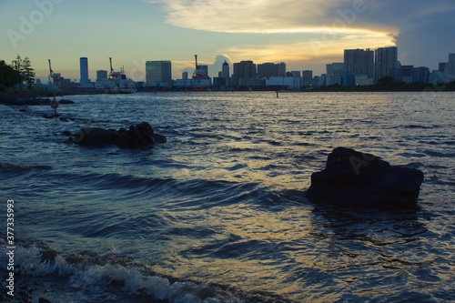 お台場東京湾夕景 台場の海の波打ち際 波のうねり