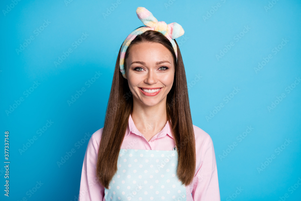 Close-up portrait of her she nice attractive pretty lovely cheerful cheery brown-haired maid assistant cleaner waitress isolated over bright vivid shine vibrant blue color background Close-up portrait of her she nice attractive pretty lovely cheerful cheery brown-haired maid assistant cleaner waitress isolated over bright vivid shine vibrant blue color background