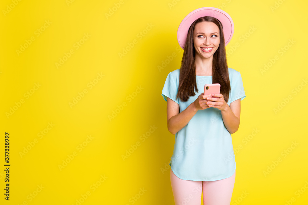 Photo positive cheerful girl blogger use smartphone look copyspace enjoy social network post comment news wear pink trendy pants trousers sunhat isolated bright shine color background Photo positive cheerful girl blogger use smartphone look copyspace enjoy social network post comment news wear pink trendy pants trousers sunhat isolated bright shine color background