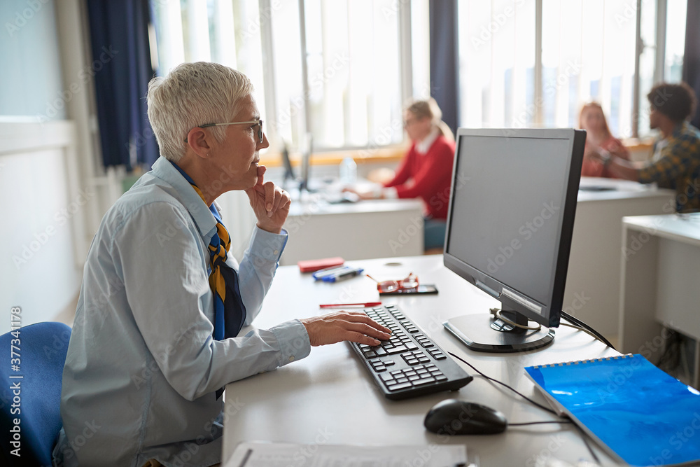 A female professor at an informatics lecture