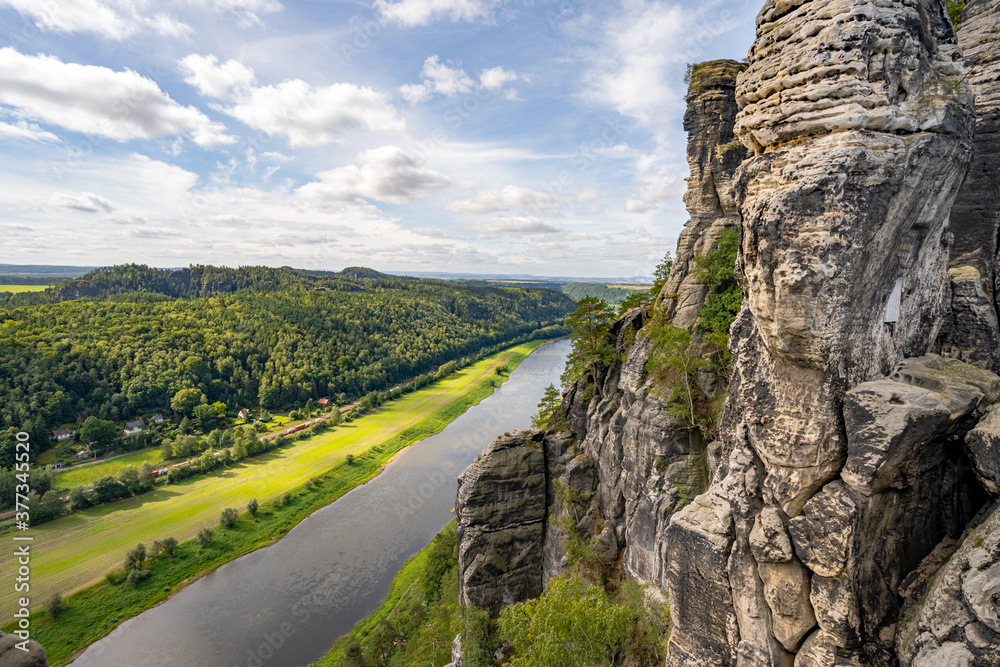 Obraz premium Blick auf die Elbe in der sächsischen Schweiz