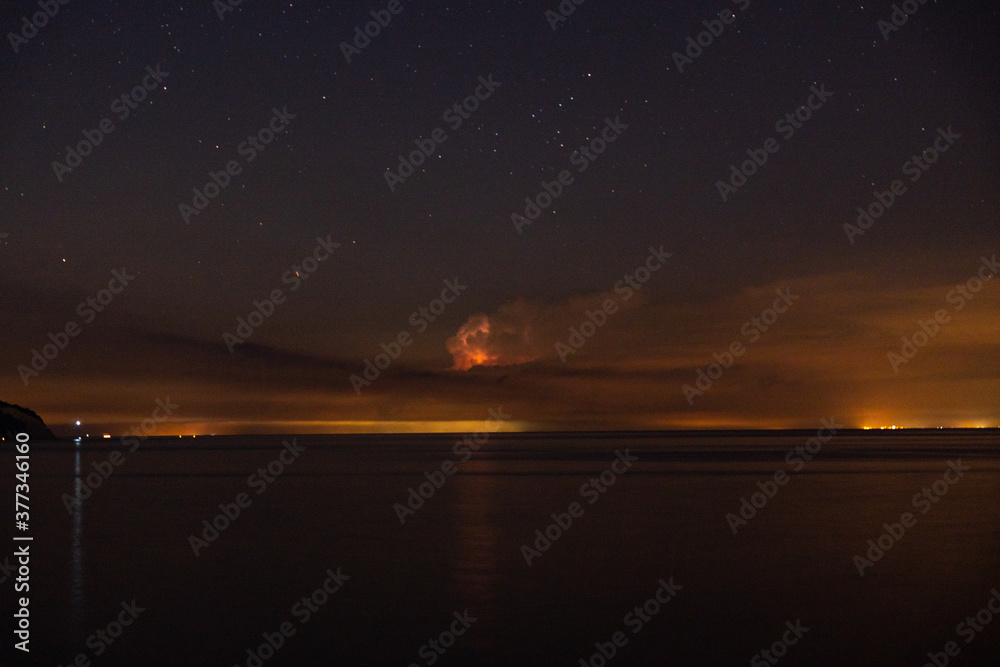 Fototapeta premium Gewitterwolken bei Nacht mit Blitzen