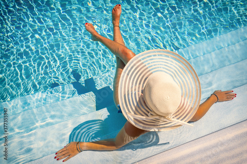 Fotografia woman in luxury spa resort near the swimming pool.
