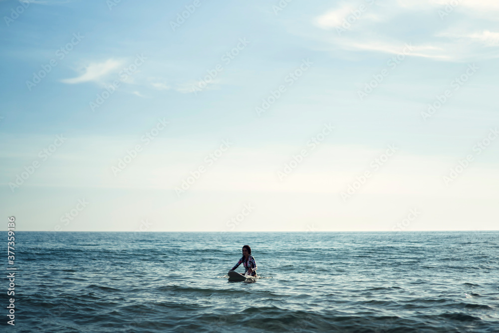 Joven atractiva con tabla de surf practicando en cadiz Joven atractiva con tabla de surf practicando en cadiz