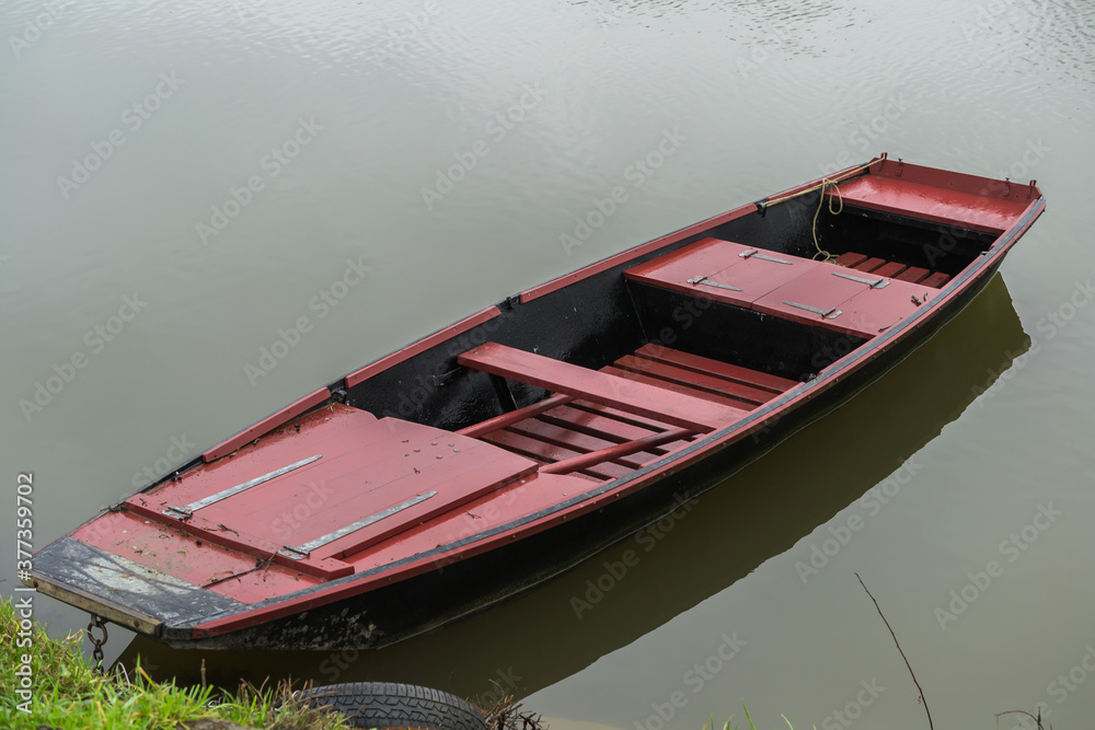 A flat bottomed, long rowboat of a style, popular in the Loire valley.
