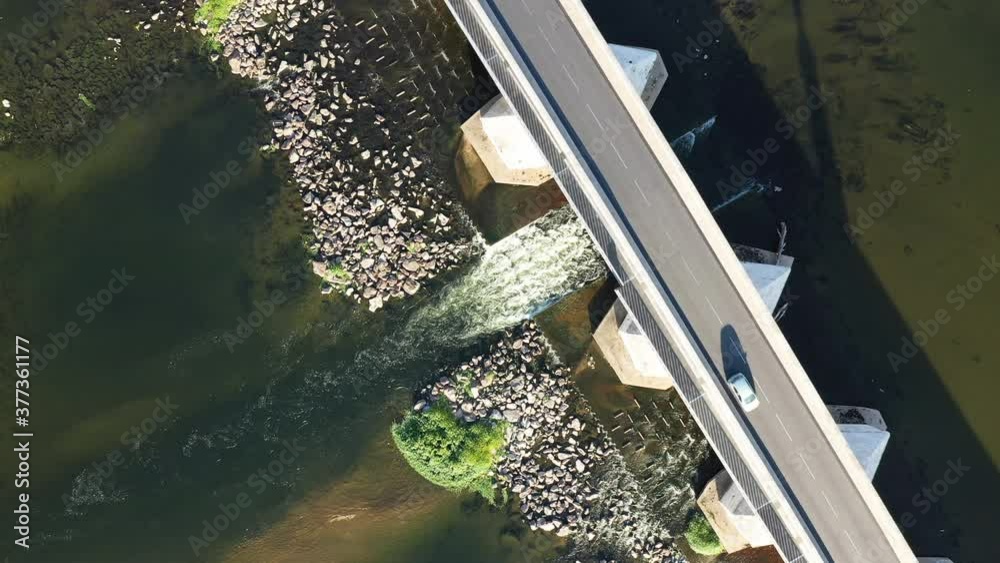 Le pont médiéval de la Charité sur Loire, en France, en Bourgogne, dans la Nièvre, en été et en drone.