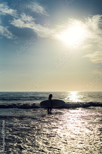Fototapeta Naklejka Na Ścianę i Meble -  Mujer cno tabla de surf en playa de Cadiz