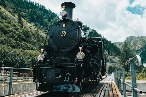 Tren estacionado en medio de unas montañas