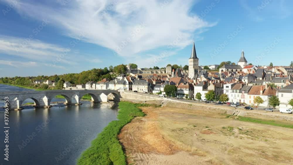 La vieille ville de la Charité sur Loire et son pont médiéval sur la Loire, en France, en Bourgogne, dans la Nièvre, en été et en drone. La vieille ville de la Charité sur Loire et son pont médiéval sur la Loire, en France, en Bourgogne, dans la Nièvre, en été et en drone.
