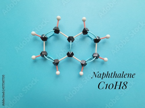 Fotografija Molecular structure model and chemical formula of naphthalene molecule
