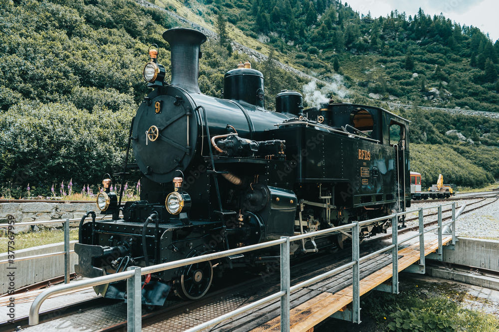 Fototapeta premium Tren estacionado en medio de unas montañas