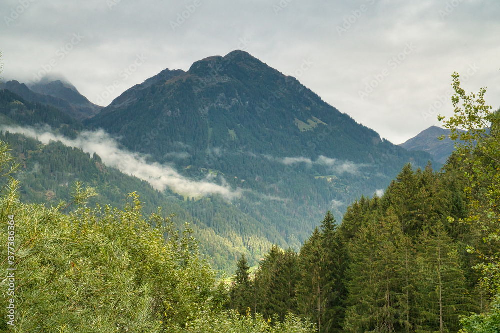 Herbstliche Berglandschaft in den Alpen in Österreich, Urlaub und Zeit zu zweit