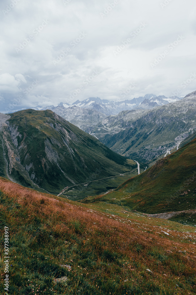 Fototapeta premium Paisaje con montañas y un valle