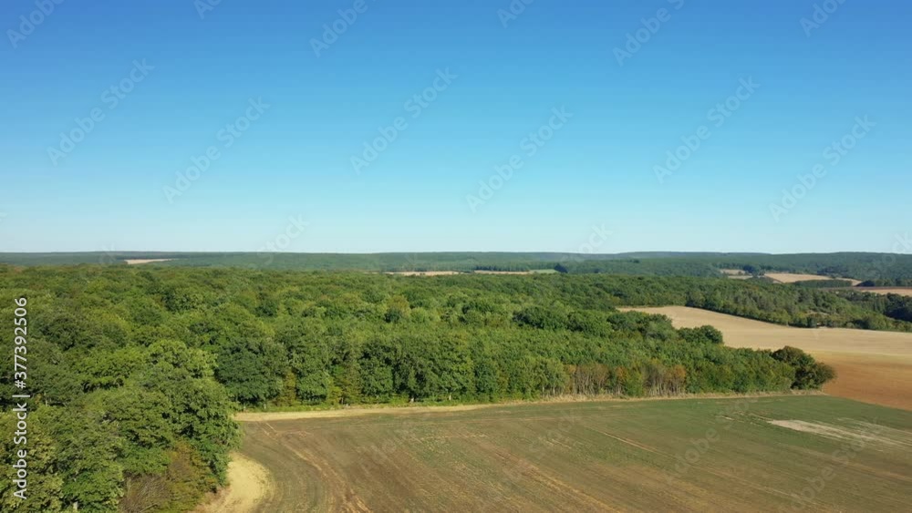 Les champs de blé après la moisson et les forêts verdoyantes du hammeau de Mhers sur le village de Cuncy les Varzy dans la Nièvre, en Bourgogne, en France, en été et en drone Les champs de blé après la moisson et les forêts verdoyantes du hammeau de Mhers sur le village de Cuncy les Varzy dans la Nièvre, en Bourgogne, en France, en été et en drone