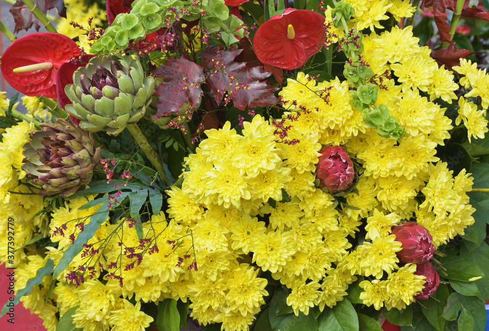 Flower arrangement with chrysanthemums.