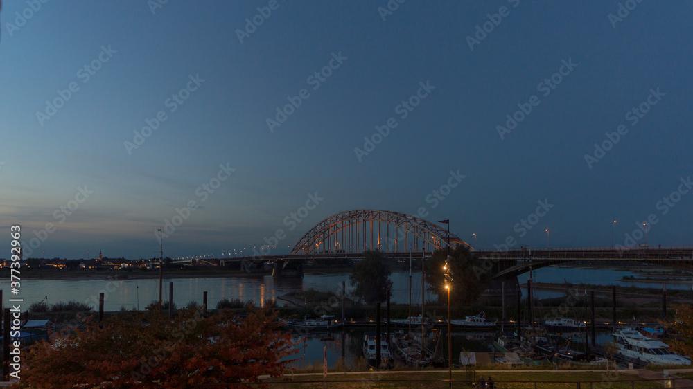 Obraz premium The Waalbrug bridge in Nijmegen during sunset