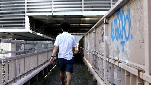 渋谷-首都高下-歩道橋-男性行く