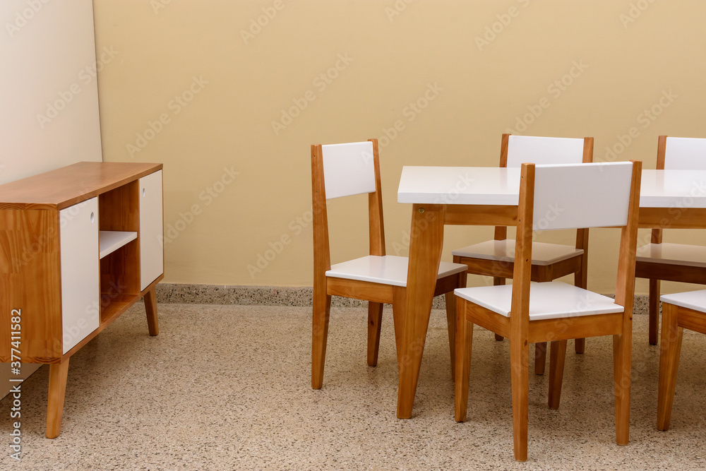 Juego de comedor blanco y miel construidos con madera