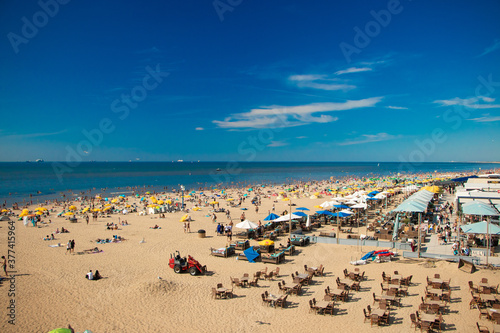 beach with umbrellas and chairs from Den Haag © Kristiyan