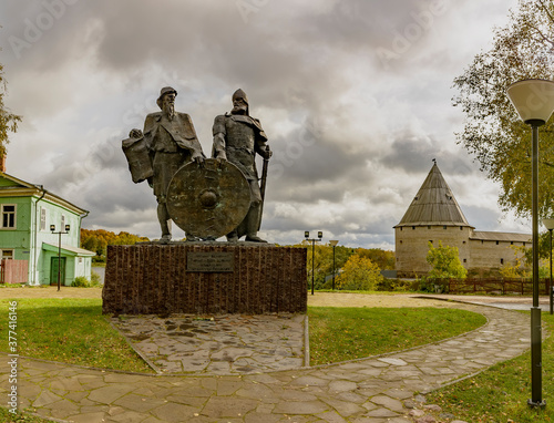 Foto Monument to princes Rurik and Oleg near the Starai Ladoga fortress