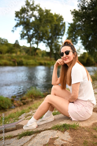 junge Frau am Fluss sitzen