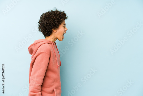 Foto African american little boy isolated shouting towards a copy space