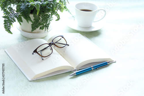 メガネと本とコーヒーと植物
