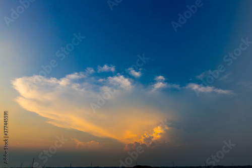 夕暮れの雲 © sasasarururu