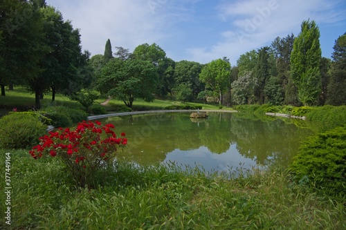 Spring view of Fontana Rotonda within the gardens of Villa Borghese © Paolo