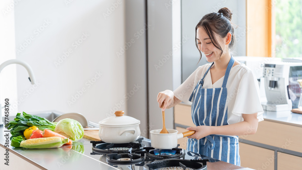 Obraz na płótnie キッチンで料理をする女性 w salonie