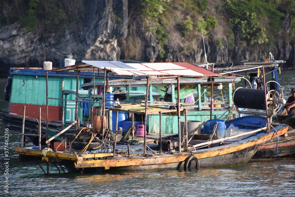 Obraz premium Rustic Local Fishing Boat in Lan Ha Bay, Vietnam