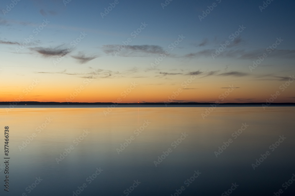 Krajobraz zachód słońca nad wodą z pięknie oświetlonym niebem