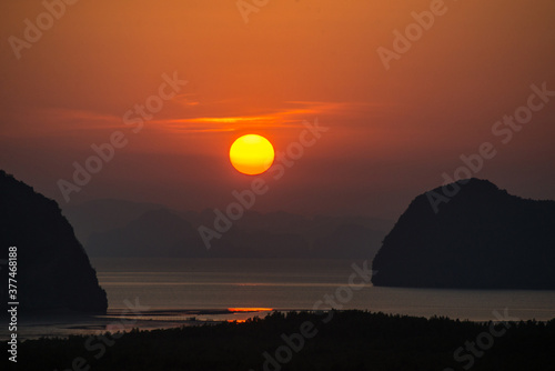 Fototapeta Naklejka Na Ścianę i Meble -  The Silhouette of the mountain Sunrise. at Samed nangshe thailand