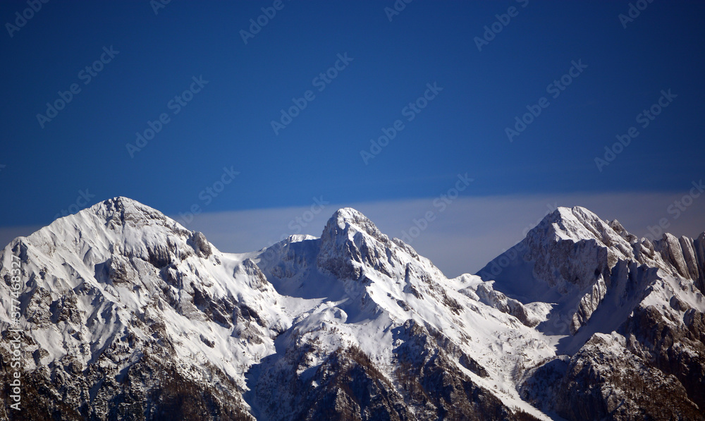 Fototapeta premium la prima neve sulle cime delle montagne in Alpago,Belluno