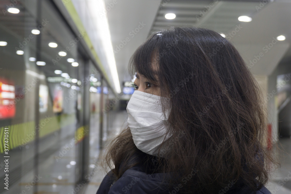 マスク着用の女性　地下鉄ホーム	
