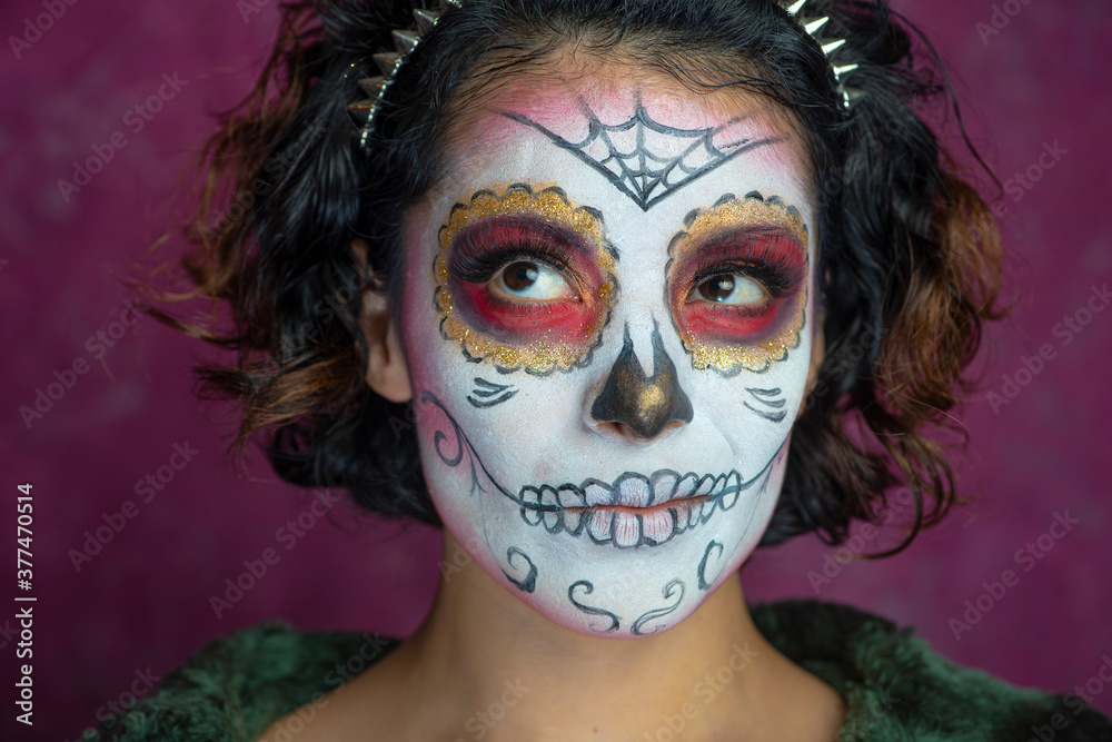Mujer joven millennial bonita maquillaje catrina mexicana latina día de los  muertos halloween cara pintada festividad disfraces punk moderna urbana  modelo expresión foto de Stock | Adobe Stock
