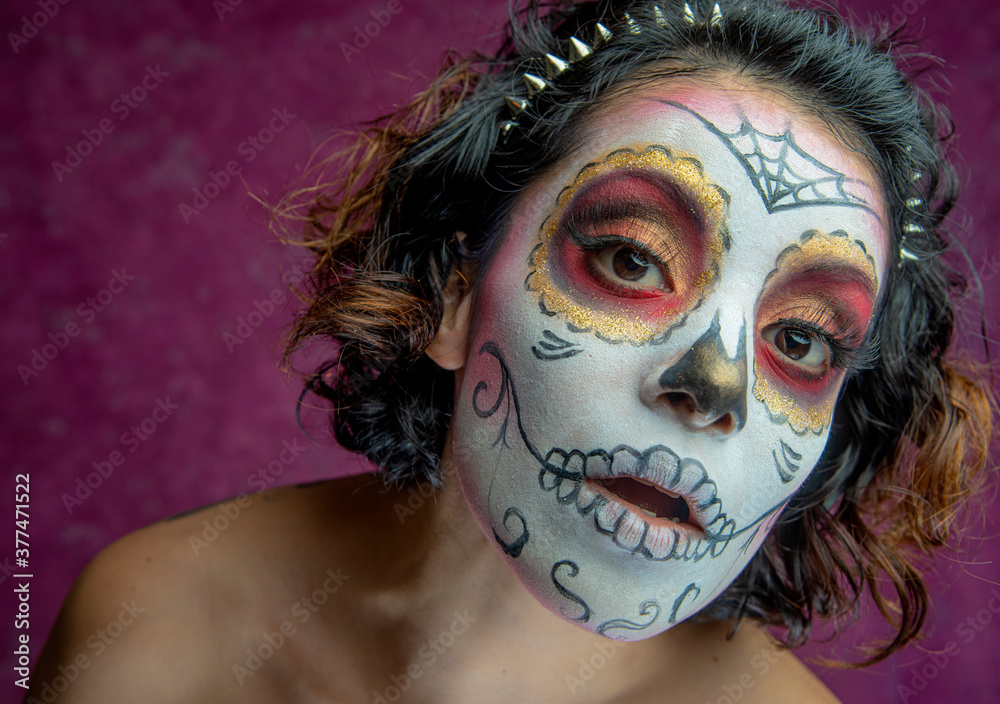 Stockfoto Mujer joven millennial bonita maquillaje catrina mexicana latina  día de los muertos halloween calavera cara pintada festividad disfraces  fondo rosa punk moderna urbana modelo expresión mirada | Adobe Stock