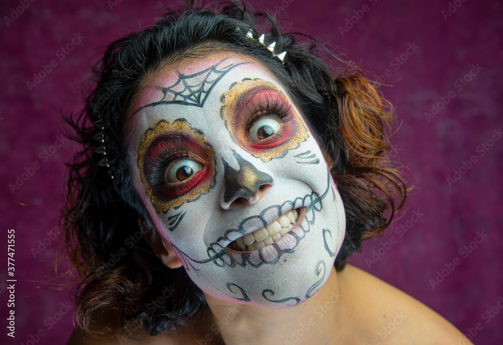 Mujer joven millennial bonita maquillaje catrina mexicana latina día de los  muertos halloween calavera cara pintada festividad disfraces fondo rosa  punk moderna urbana modelo expresión sorpresa mirada foto de Stock | Adobe