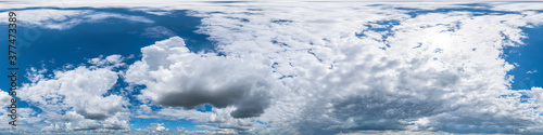 360°-Panoramahimmel mit Wolken ohne Boden, zur einfachen Verwendung in 3D-Grafiken und Panorama für Kompositionen in sphärischen Luft- und Bodenpanoramen als Himmelskuppel