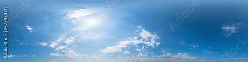 360°-Panoramahimmel mit Wolken ohne Boden, zur einfachen Verwendung in 3D-Grafiken und Panorama für Kompositionen in sphärischen Luft- und Bodenpanoramen als Himmelskuppel