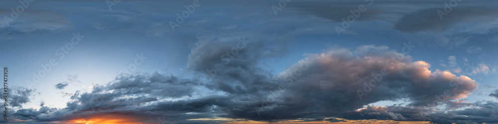 360°-Panoramahimmel am Abend mit dunklen Wolken ohne Boden, zur einfachen Verwendung in 3D-Grafiken und Panorama für Kompositionen in sphärischen Luft- und Bodenpanoramen als Himmelskuppel