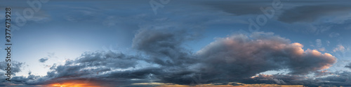 360°-Panoramahimmel am Abend mit dunklen Wolken ohne Boden, zur einfachen Verwendung in 3D-Grafiken und Panorama für Kompositionen in sphärischen Luft- und Bodenpanoramen als Himmelskuppel