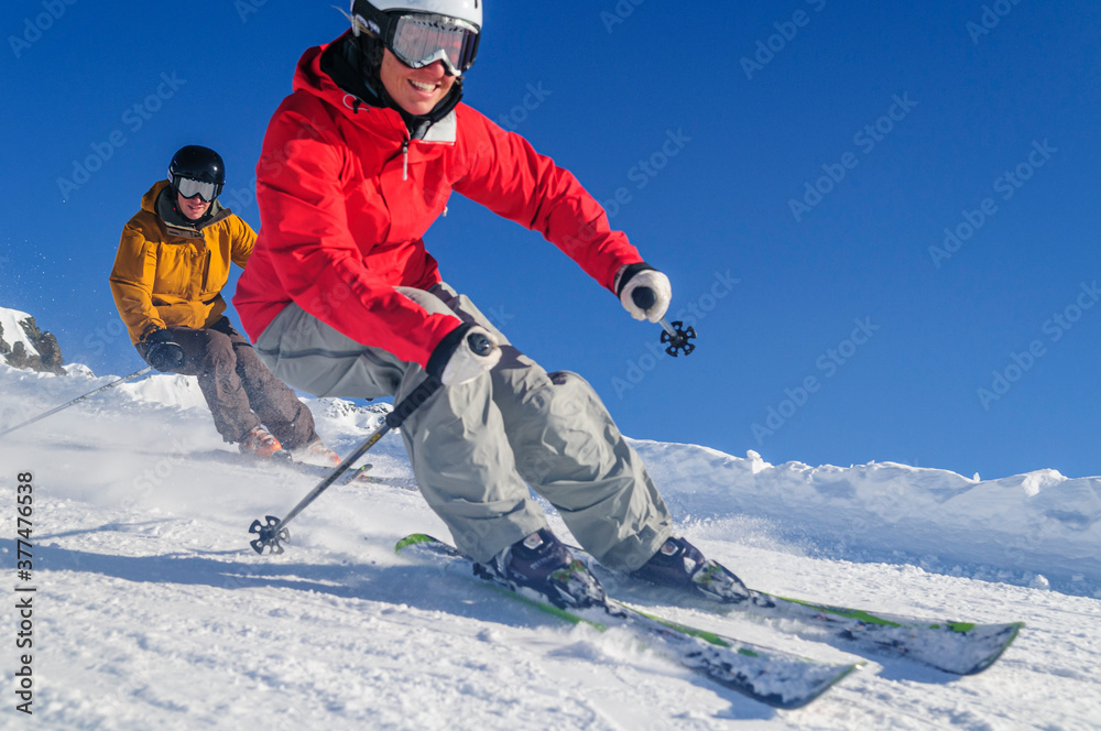 Gemeinsames skifahren auf bestens präparierter Piste in den Alpen