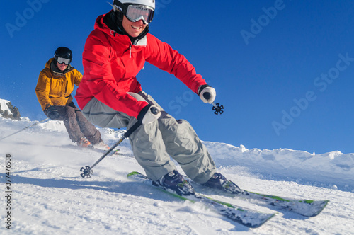 Gemeinsames skifahren auf bestens präparierter Piste in den Alpen