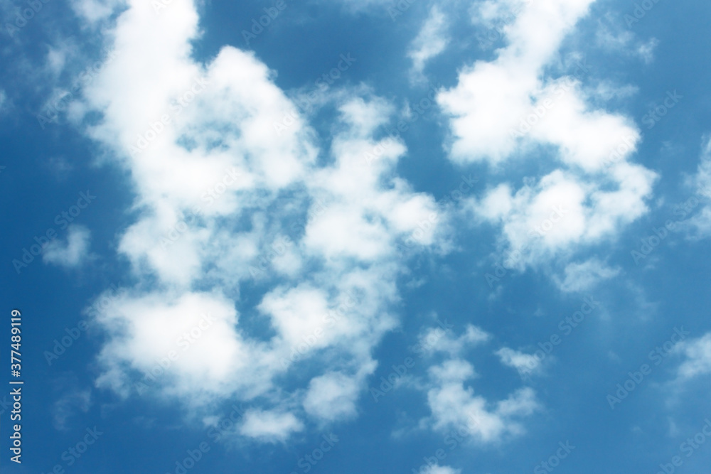 Obraz premium Blank sky surface with small clouds