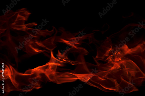 rote Flammen mit schwarzem Hintergrund