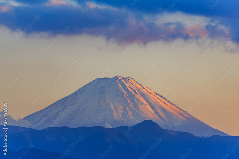 オレンジ色に染まる富士山の夕焼け
